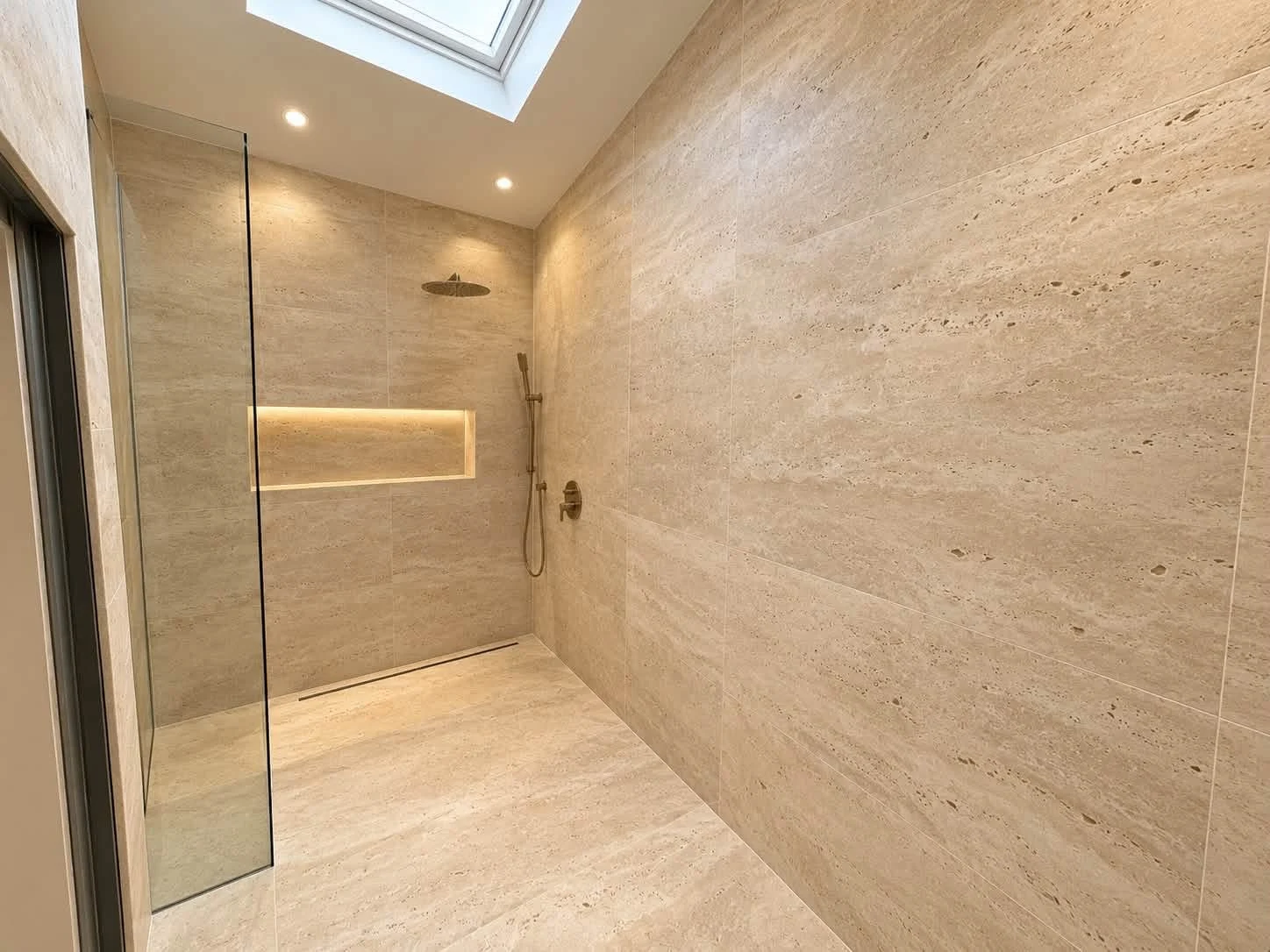 Douche carrelée avec niche et éclairage