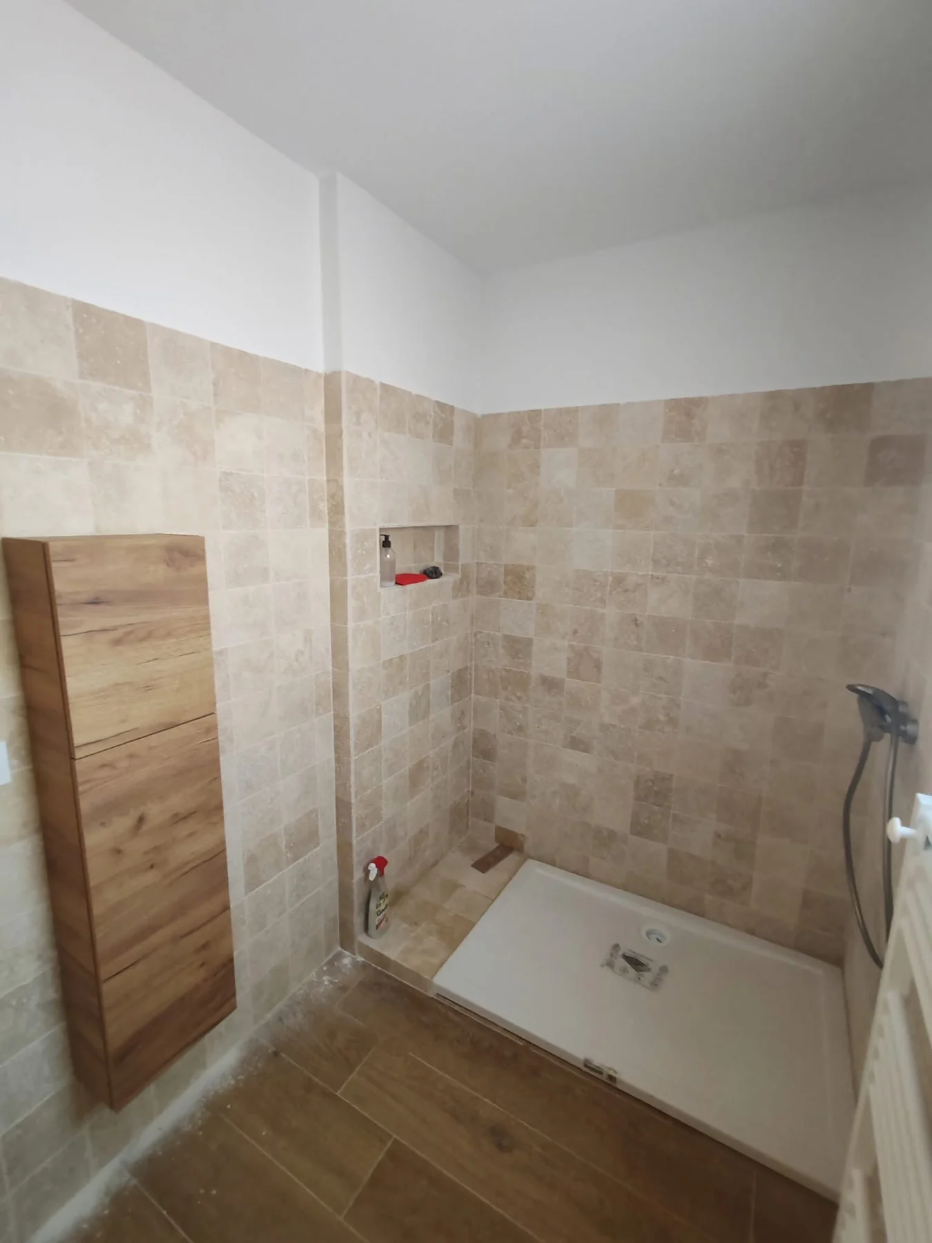 Salle de bains avec baignoire et carrelage